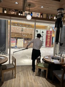 ケセラセナラ店ガラス清掃