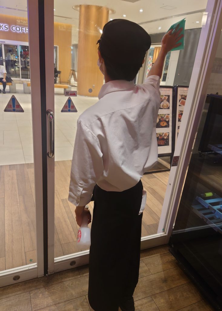 ケセラセナラ店内ガラス拭き