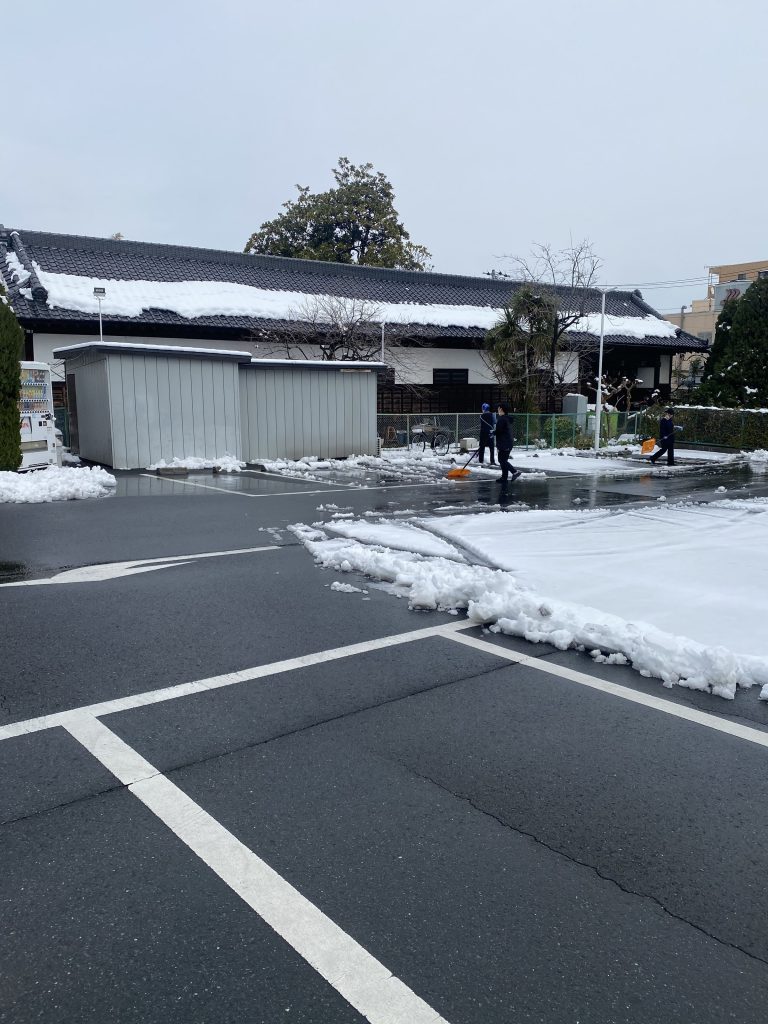 鷲宮店雪かき清掃