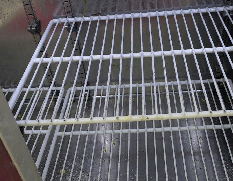 デザートもおいしくキープ！冷凍庫の清掃する前の状態