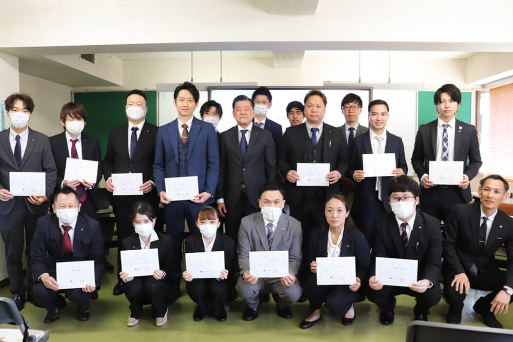 昇進辞令後の記念写真