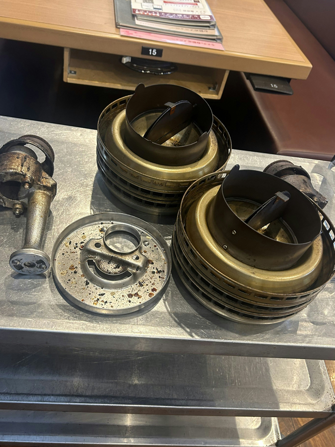 ロースター内部の部品清掃前