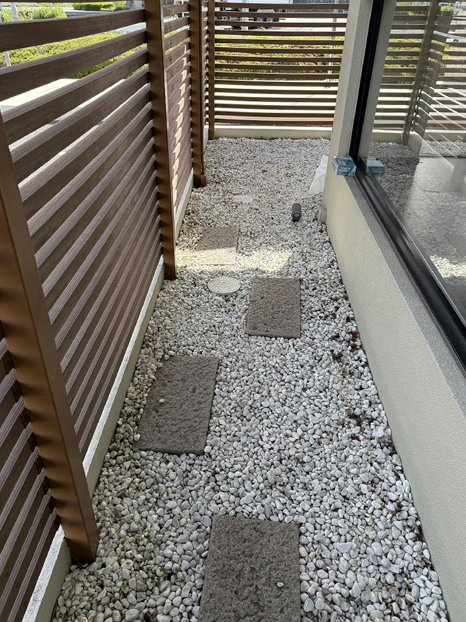 敷地外周の草取りで、白い石庭をきれいに整えました