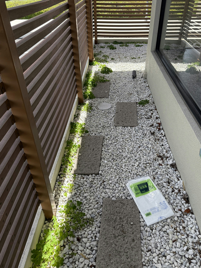 敷地外周の草取りで、白い石庭をきれいに整えました