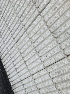 外壁の高圧洗浄を進めています