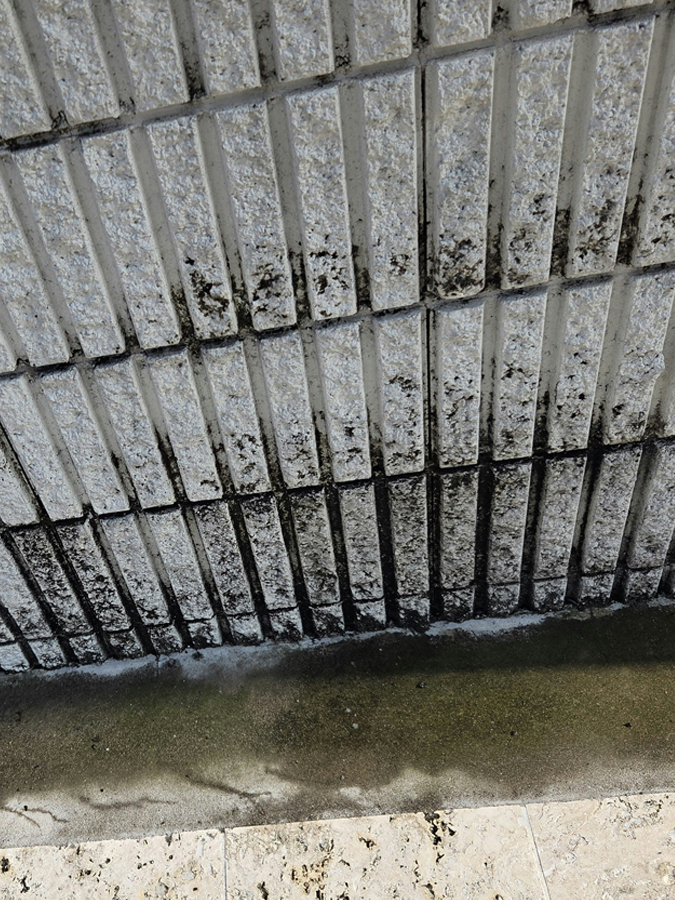 壁の高圧洗浄後