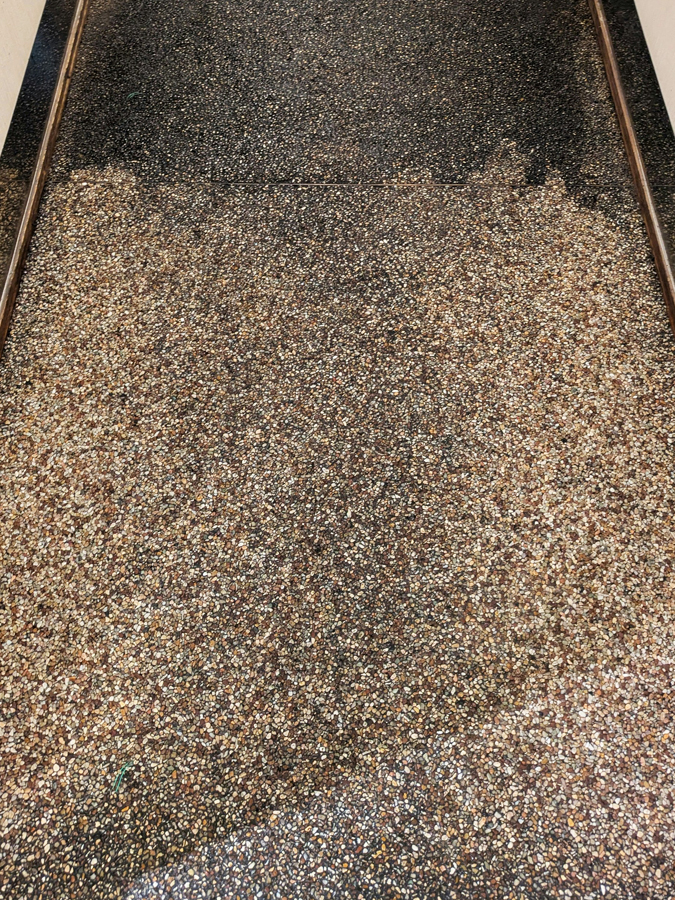 座敷エリアの床磨きを始めました