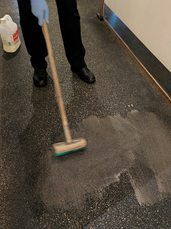 座敷エリアの床磨きを始めました