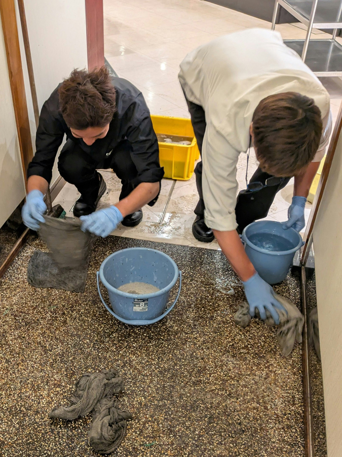 座敷エリアの床磨きを始めました