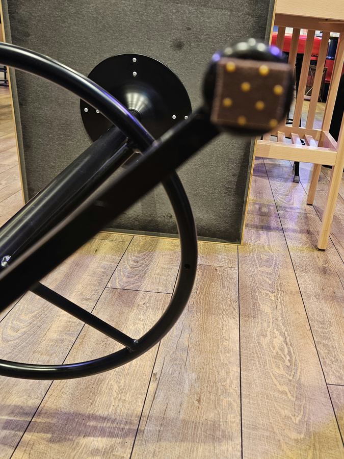 椅子とテーブルに滑り止めを設置