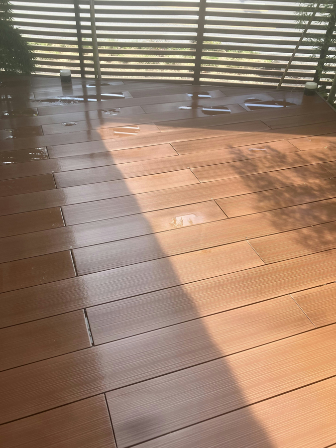 出入口の落ち葉清掃とデッキ清掃を行いました