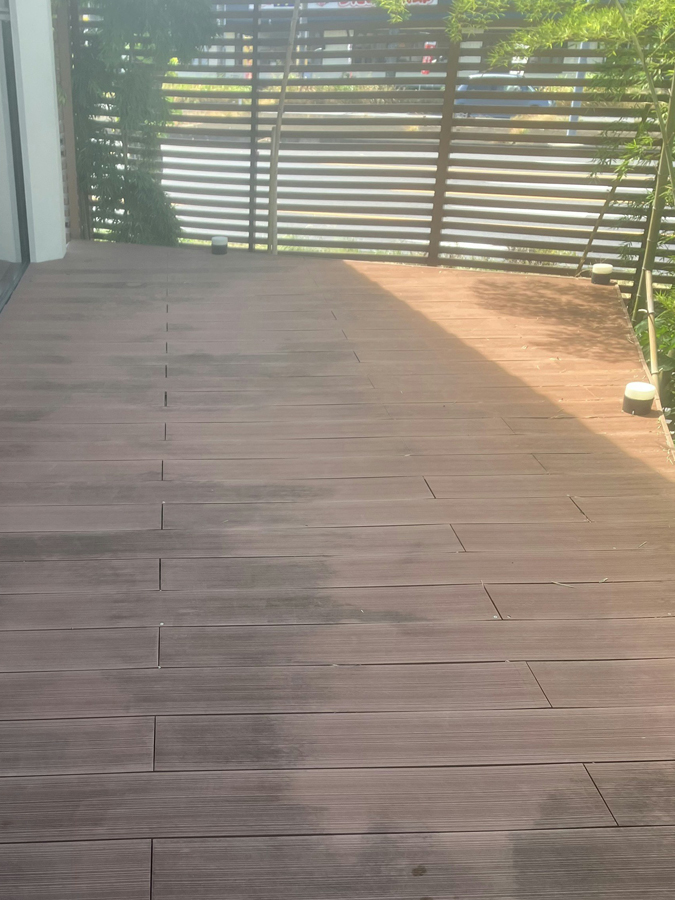 出入口の落ち葉清掃とデッキ清掃を行いました