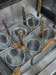 ゆで麺機・洗浄機・ビース用寸胴の清掃できれいさっぱり