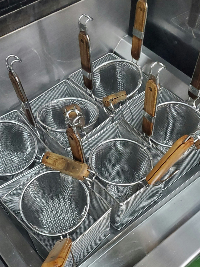 ゆで麺機・洗浄機・ビース用寸胴の清掃できれいさっぱり