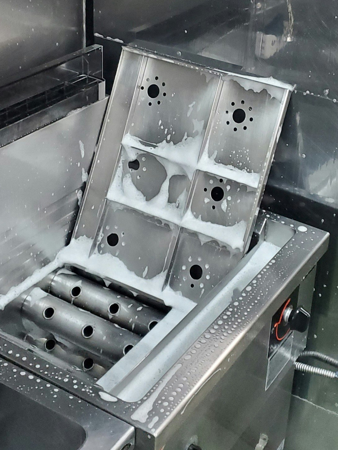 ゆで麺機・洗浄機・ビース用寸胴の清掃