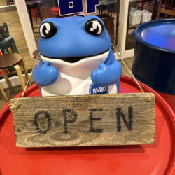 店舗入口まわりの看板・ドラム缶・POP類の清掃