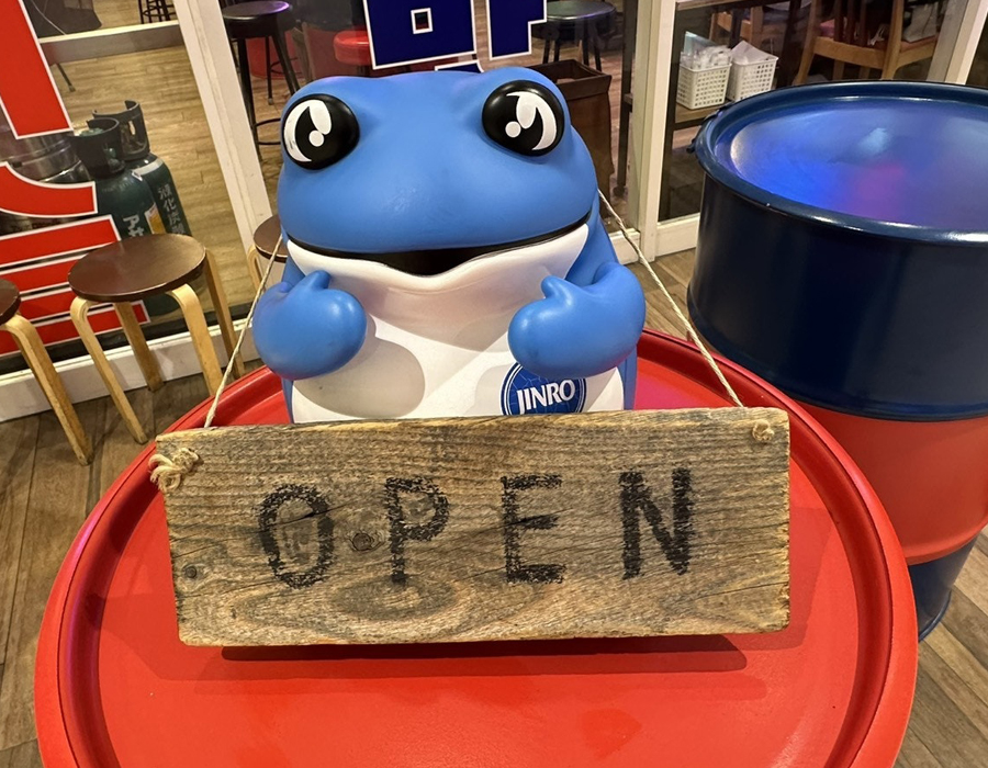 店舗入口まわりの看板・ドラム缶・POP類の清掃