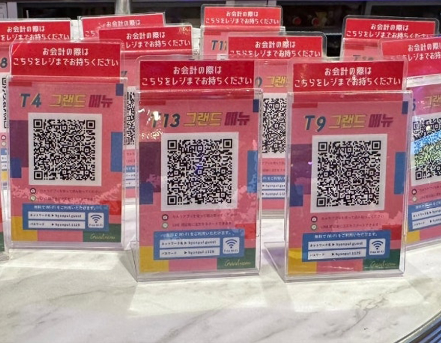 店舗入口まわりの看板・ドラム缶・POP類の清掃