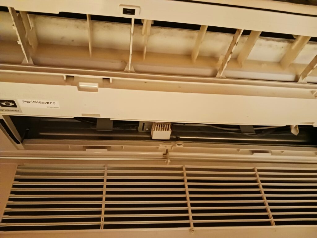 各卓上エアコンのフィルターおよび枠の清掃