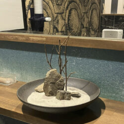 店内に小さな癒し空間を。ミニ枯山水を設置しました
