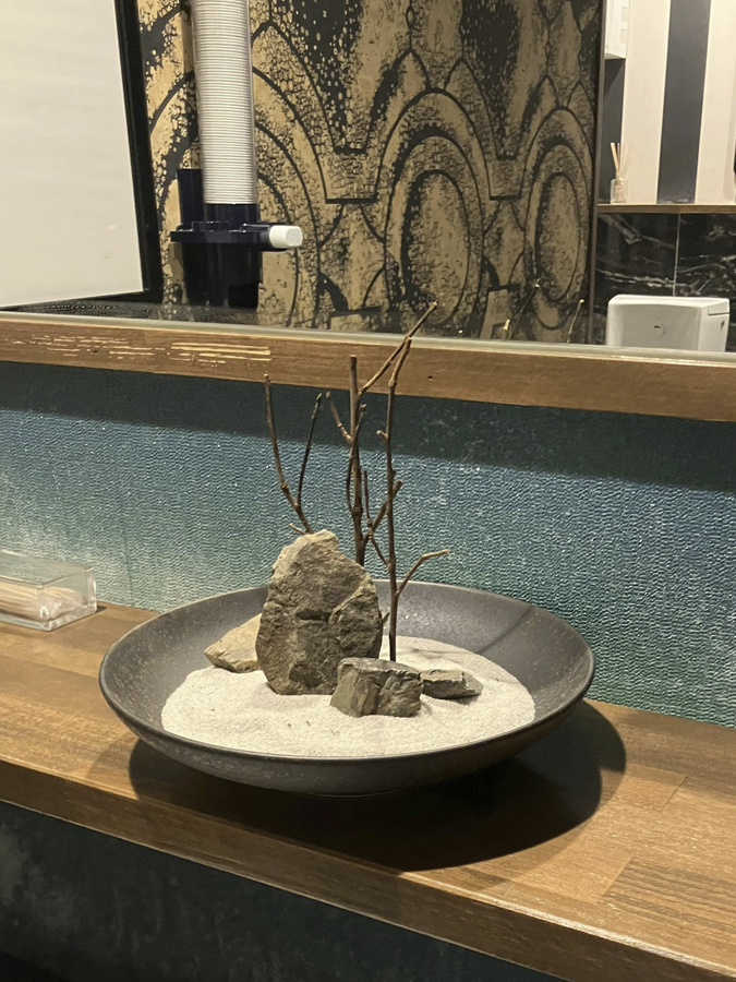 店内に小さな癒し空間を。ミニ枯山水を設置しました