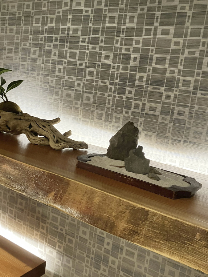 店内に小さな癒し空間を。ミニ枯山水を設置しました