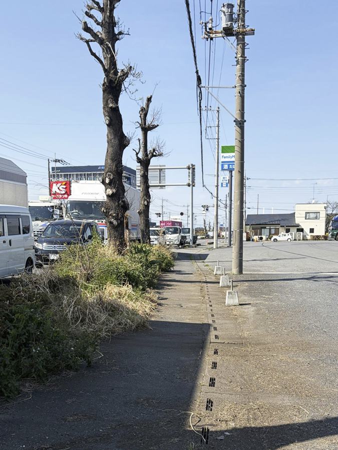 熊谷店の定期清掃では、駐車場・国道沿いの除草作業を行いました。