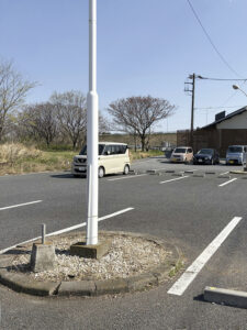 熊谷店の定期清掃では、駐車場・国道沿いの除草作業を行いました。