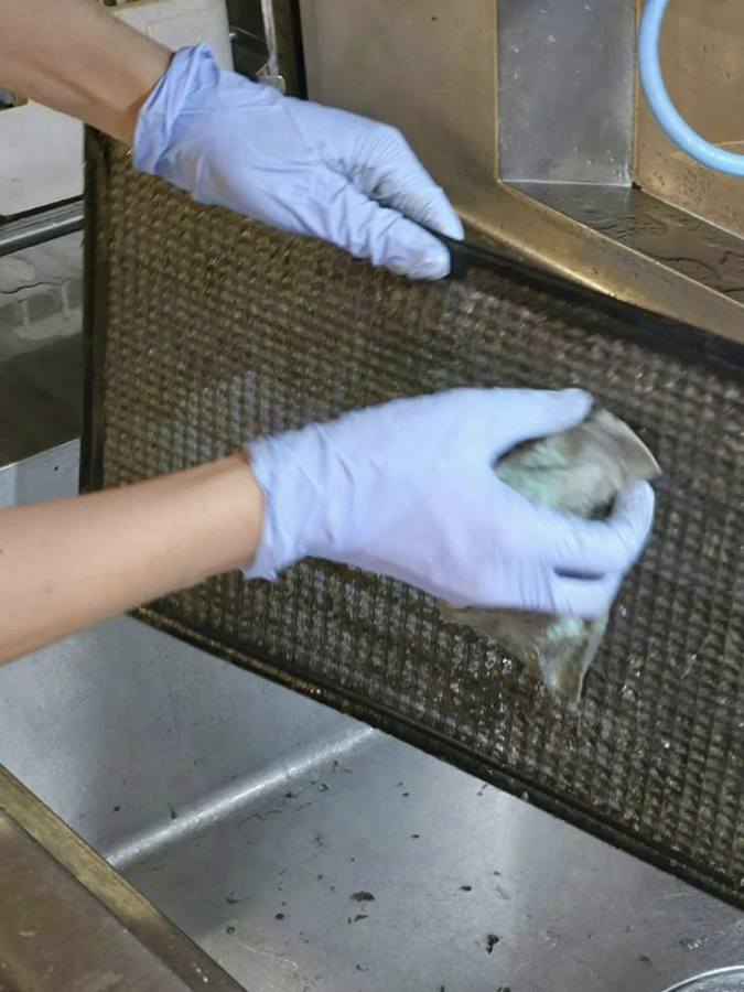 ヒョンチャンプルコギ 吸気ダクトフィルター・照明カバーの清掃を実施しました